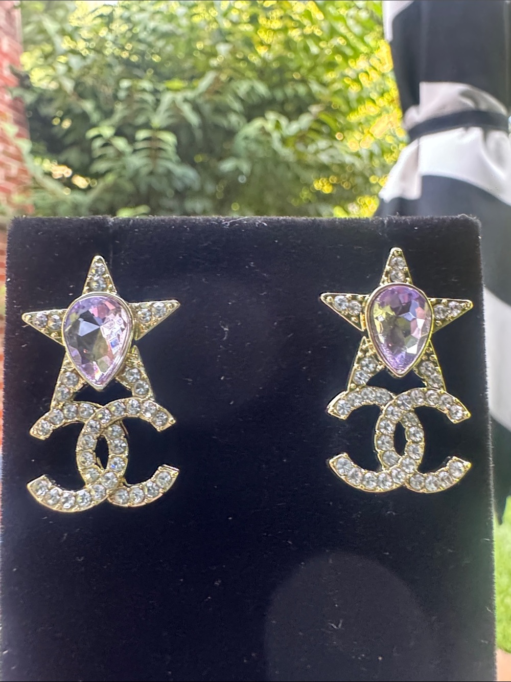 Earrings gold tone with purple crystal